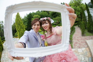 おふたりらしさあふれるメルヘンな写真がたくさん！　〈白ドレス＆色ドレスロケ〉 