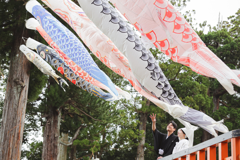 空を泳ぐ鯉のぼり