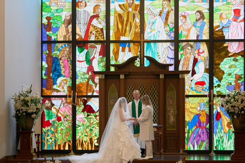 幻想的な光が鮮やかに差し込む厳かなちぇぺるウェディング　〈挙式〉