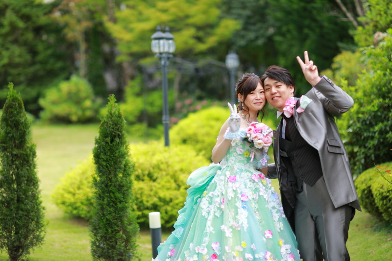 明るい緑のガーデンとクラシカルな教会で 〈白ドレス&色ドレス結婚式前撮りロケ〉