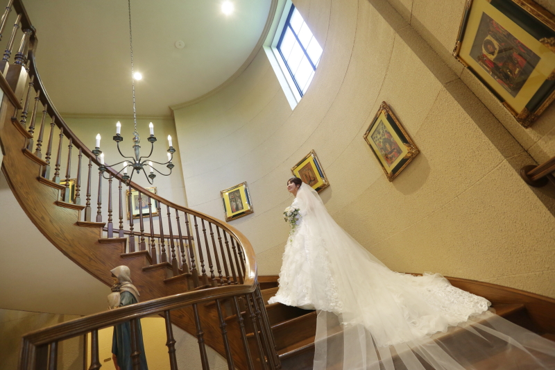 クラシカルな教会ロビー