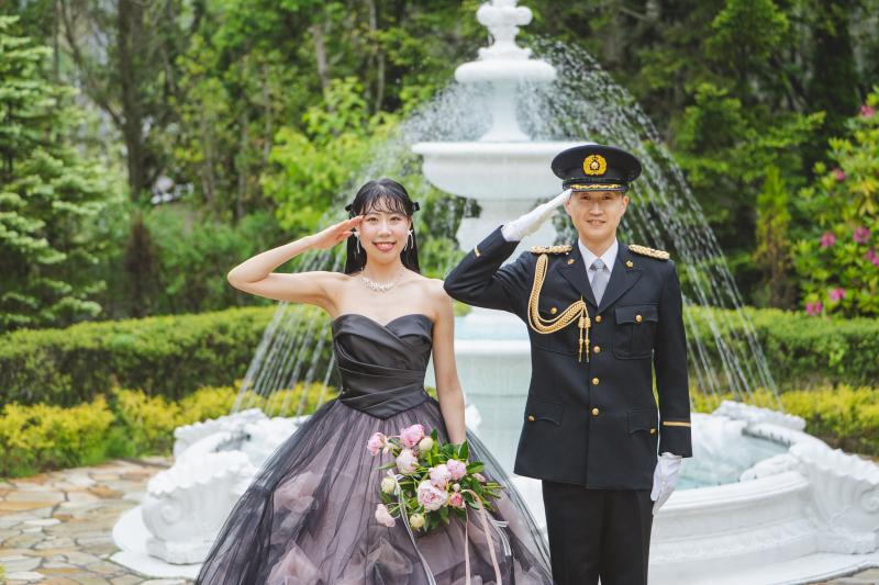  職場制服とドレスで新緑ロケーション　〈白ドレス＆色ドレス結婚式前撮りロケ〉