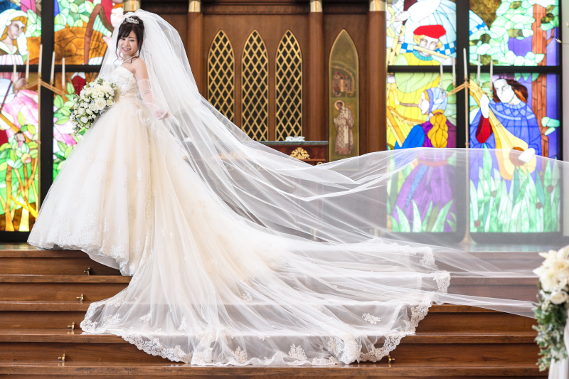 ロングトレーンが広がる聖壇