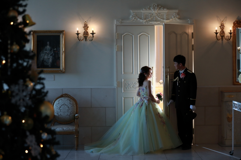 定番洋装2着・教会＆披露宴会場でクリスマスフォト　〈白ドレス＆色ドレスロケ〉 