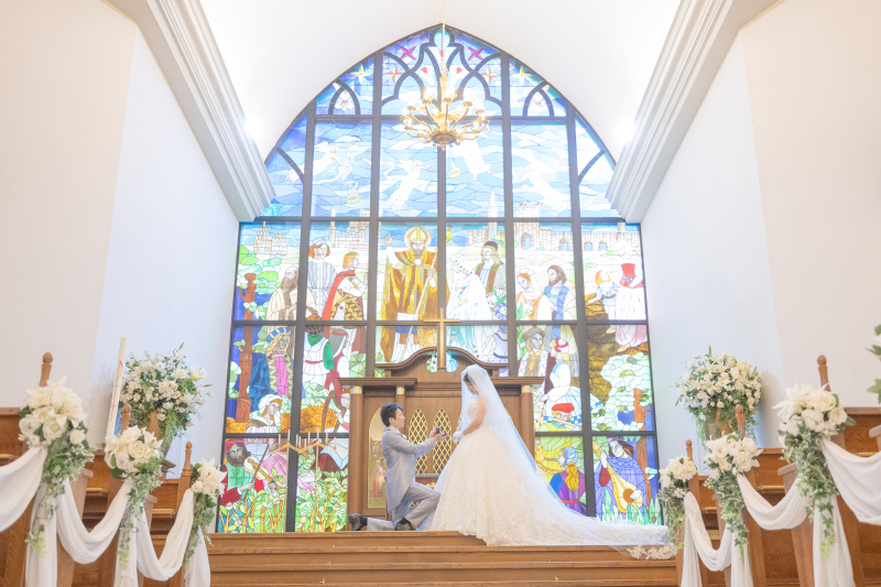 ステンドグラスの前で