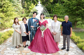 家族と一緒に洋装2着ロケーション　〈白ドレス＆色ドレス結婚式前撮りロケ〉 