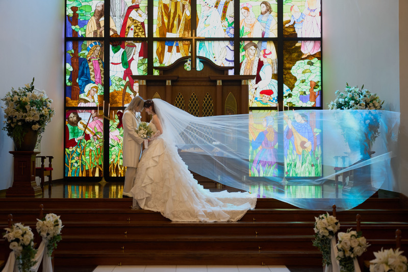 ロングベールをなびかせて