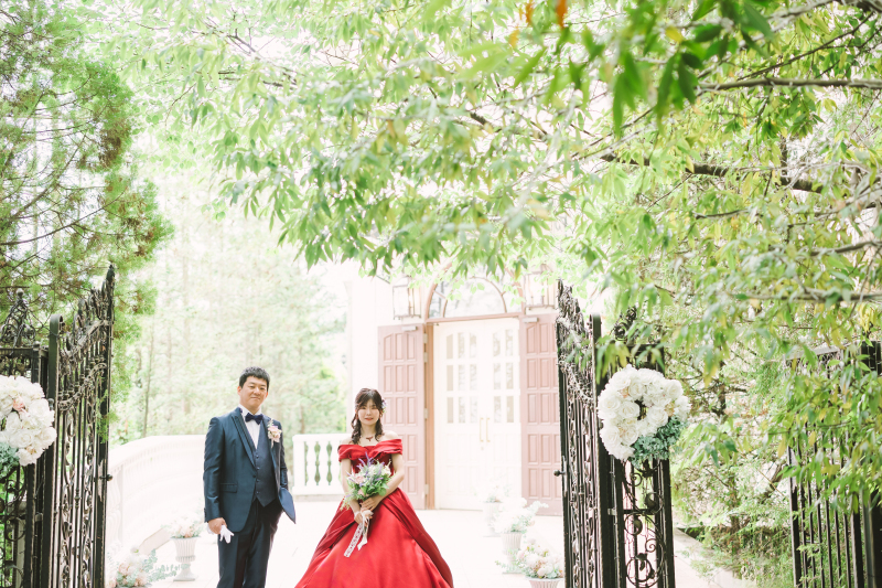 新緑の頃、教会と披露宴会場で定番洋装2着フォト　〈白ドレス＆色ドレスロケ〉