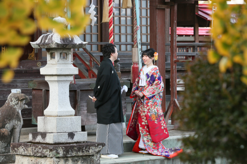 紅葉の中衣装3着バリエーション豊富な撮影に　〈白ドレス＆色ドレス＆色打掛ロケ〉 