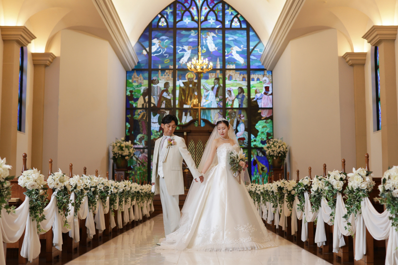 ステンドグラスをバックに