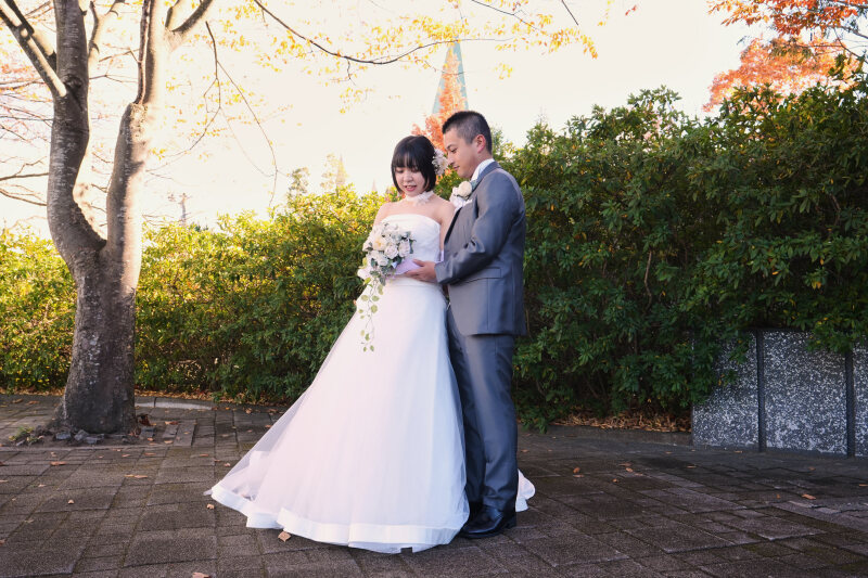 教会の鉄塔を背に