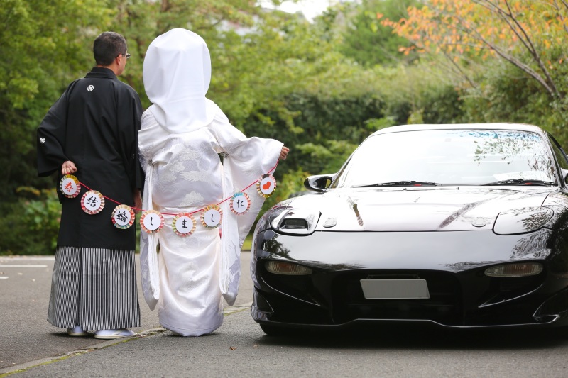 和装2着で愛車と一緒にロケーションフォト　〈白無垢＆色打掛ロケ〉 
