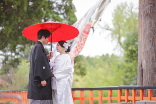 鯉のぼりが泳ぐ頃、白無垢で神社フォト　〈白無垢ロケ〉 