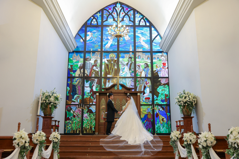 ステンドグラスを前に