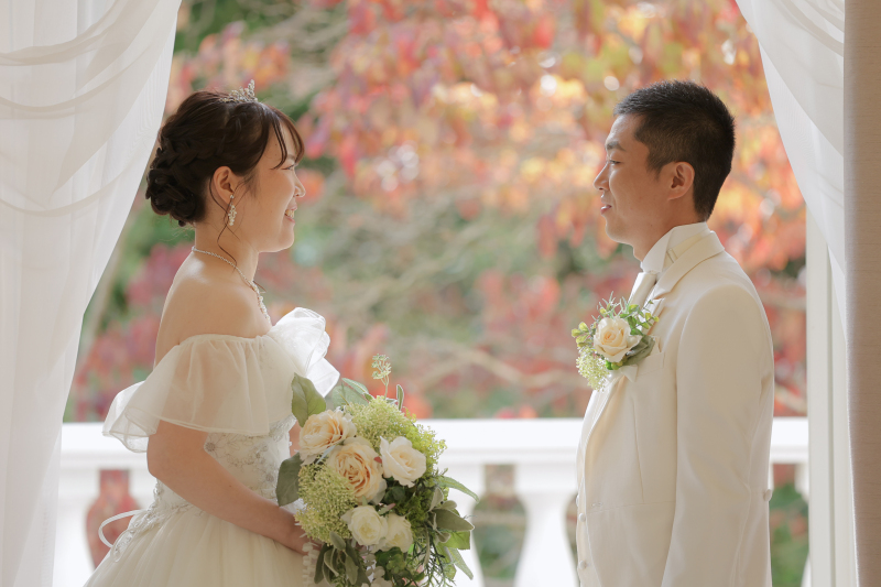 こだわりのウェディングドレスで紅葉フォト　〈白ドレスロケ〉 