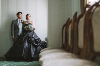 赤と黒の大人かわいい2着のカラードレスで　〈色ドレス2着ロケ〉 