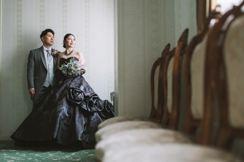 赤と黒の大人かわいい2着のカラードレスで　〈色ドレス2着ロケ〉 