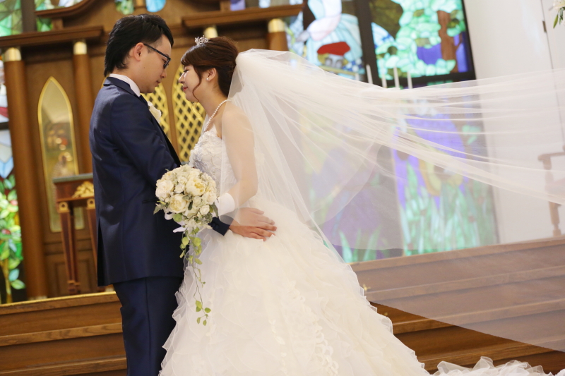 ベールをなびかせて