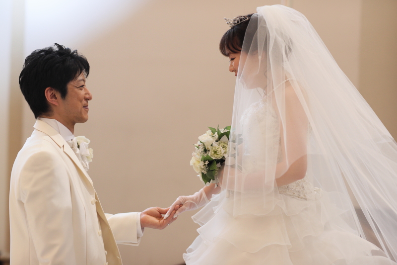 手を取り合って