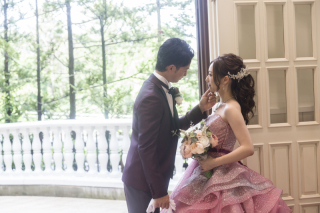 クラシカルな教会と華やかな披露宴会場で　〈白ドレス＆色ドレス結婚式前撮りロケ〉 