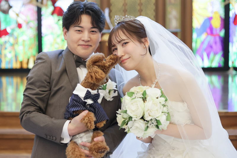 愛犬と家族とステンドグラスの教会で厳かな結婚式　〈挙式〉