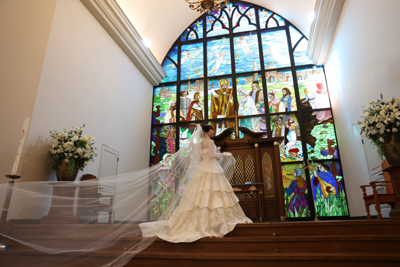 ロングベールをなびかせて