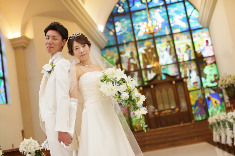 ステンドグラスを背に