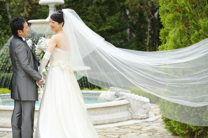 ロングベールをなびかせて