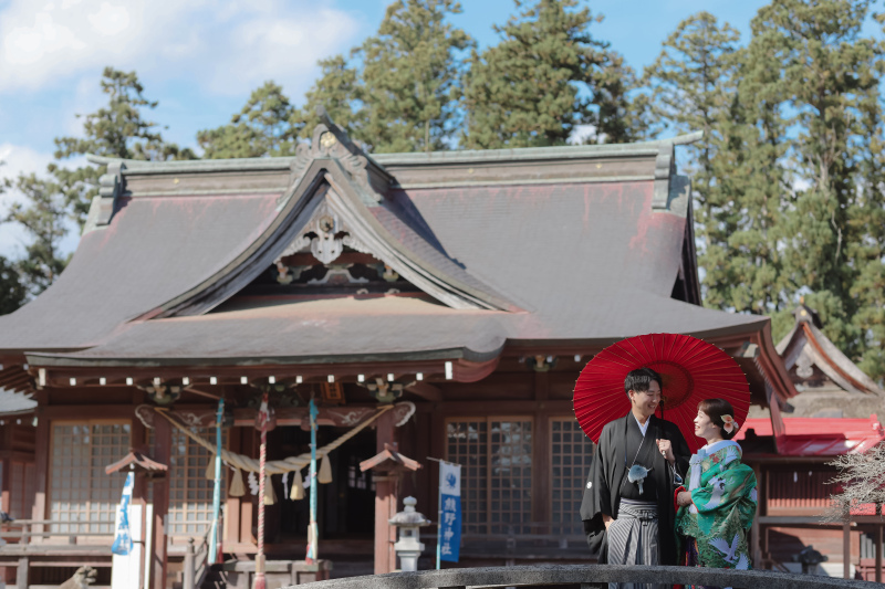 本殿をバックに