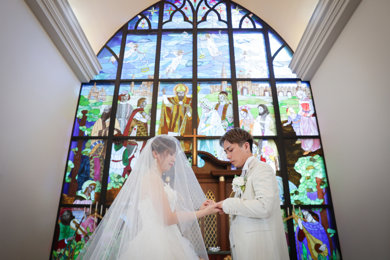 ステンドグラスを背に