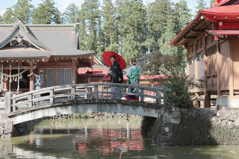 池にかかる橋の上で