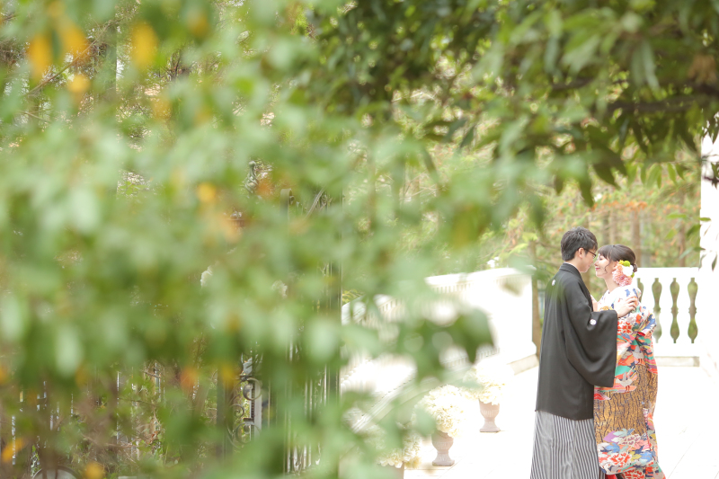 洋風会場で和装撮影。和洋折衷なロケーションフォト 〈白ドレス&色打掛ロケ〉