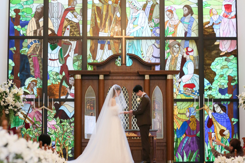 ステンドグラスの前で