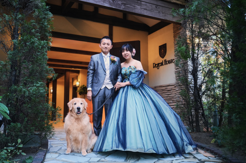 色づく木々に囲まれて愛犬とのロケーションフォト　〈白ドレス＆色ドレスロケ〉