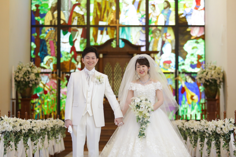 ステンドグラスを背景に