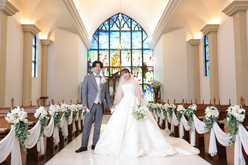 ステンドグラスをバックに