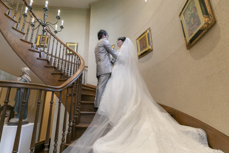 螺旋階段でエスコート