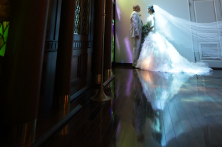 ステンドグラスの幻想的な光に包まれて　〈白ドレス＆色ドレスロケ〉 