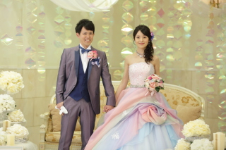 キュートなレインボードレスで教会＆披露宴会場フォト　〈色ドレスロケ〉 