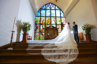 スレンダーラインドレスでの教会＆披露宴会場フォト　〈白ドレス結婚式前撮りロケ〉 