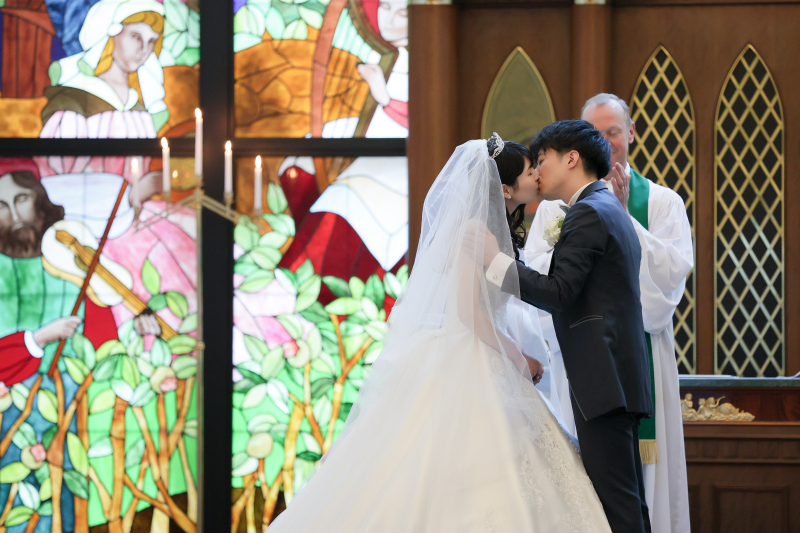 荘厳なステンドグラスを前に誓いの時　〈挙式＆白ドレスロケ〉 