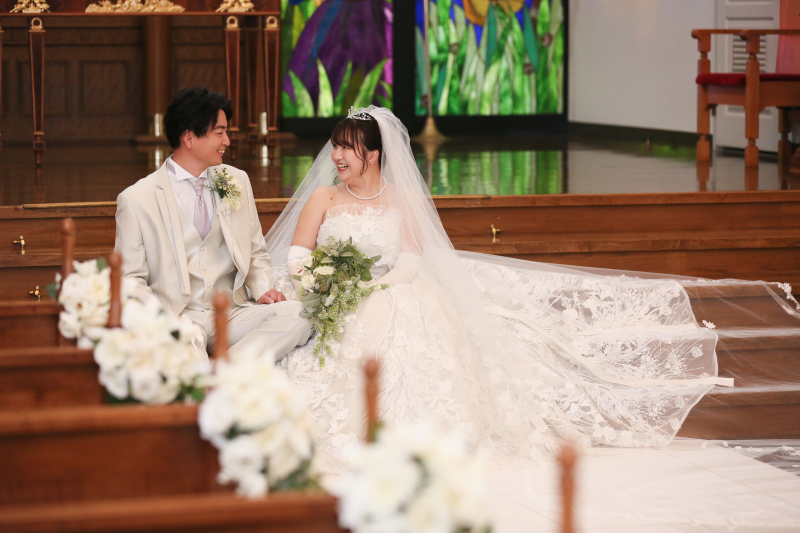 階段に座るふたり