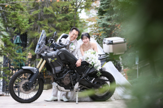 愛車のバイクと色づく木々の中での紅葉フォト　〈白ドレス＆色ドレス＆色打掛ロケ〉 