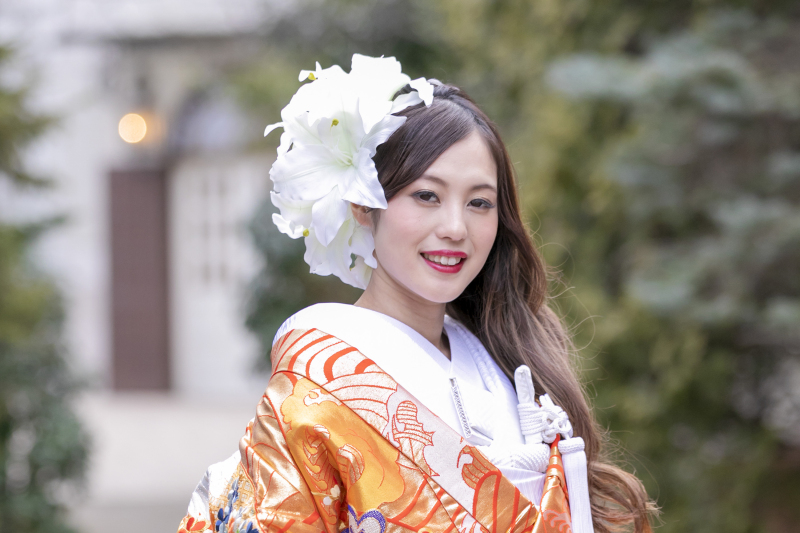 左右で印象の異なるヘアアレンジ