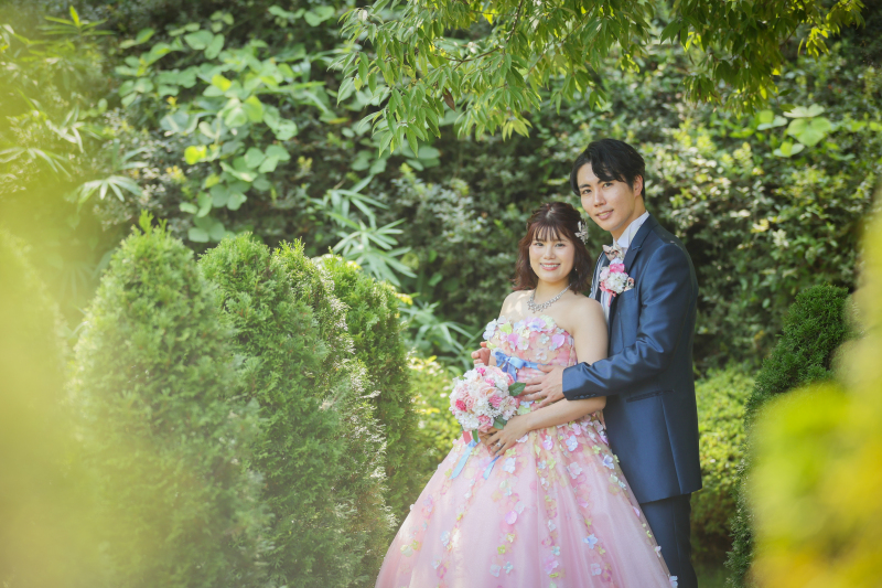 華やかな披露宴会場と緑が鮮やかな夏のガーデンで　〈色ドレスロケ〉