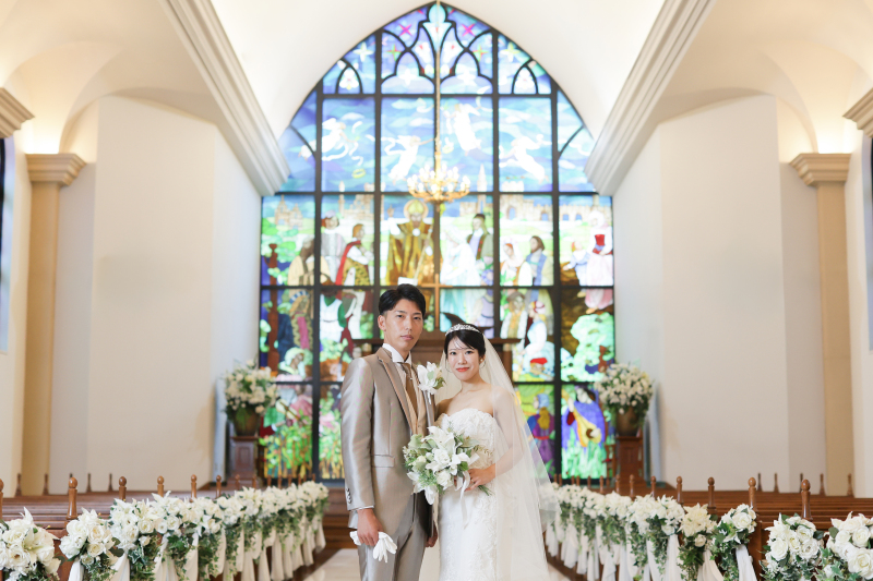 ステンドグラスを背景に