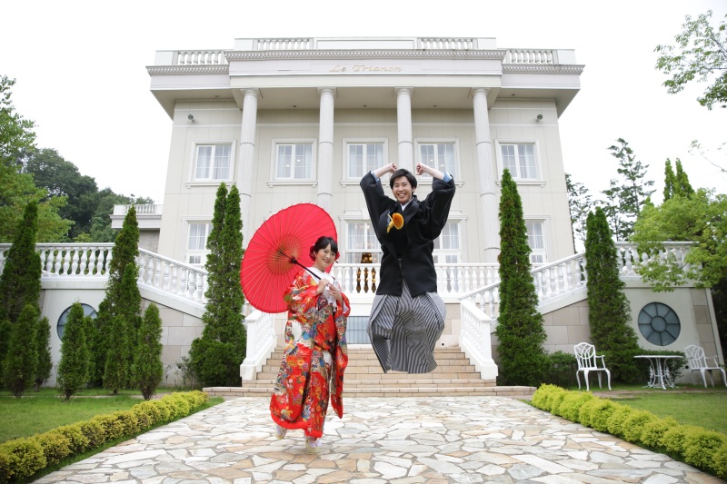 大きく飛び跳ねて