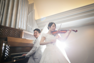 持込のバイオリンを一緒に奏でるフォト　〈白ドレス＆色ドレス結婚式前撮りロケ〉