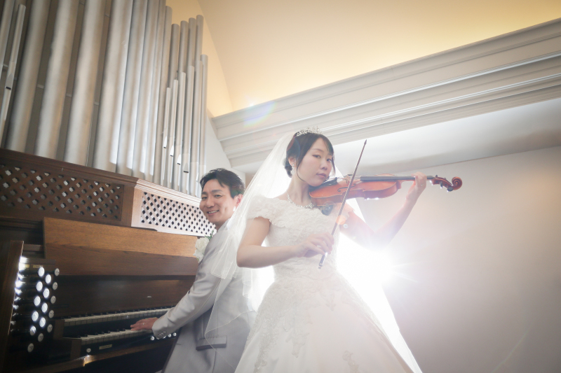 持込のバイオリンを一緒に奏でるフォト　〈白ドレス＆色ドレス結婚式前撮りロケ〉