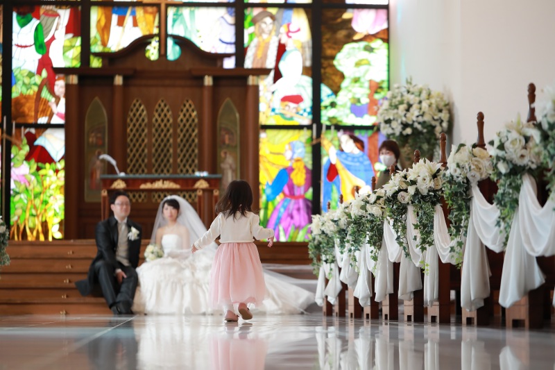 学生時代の部活のアイテムを取り入れて。パパママフォト　〈白ドレス＆色ドレスロケ〉